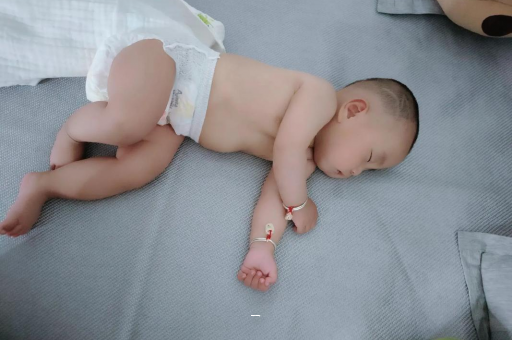 谷城宝宝脸上有白色斑块 谷城宝宝脸上有白色斑块